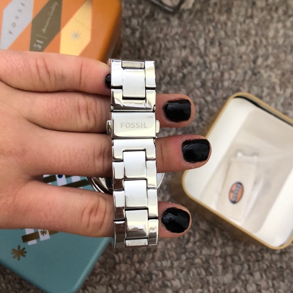 Silver fossil watch (diamond frame) - Picture 2 of 2